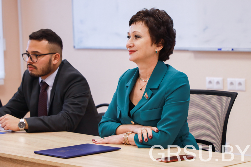 库帕拉大学的学生们与校长伊琳娜·基图尔科共度了一天